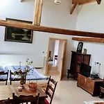Jilova Tvrz Apartment